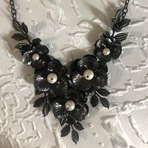 NWOT Beautiful Pearl & Metal FLORAL design Necklace. Costume Jewwlry.